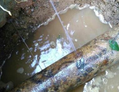 薛城楼顶渗水维修公司分享下地暖漏水的原因及检测方法。